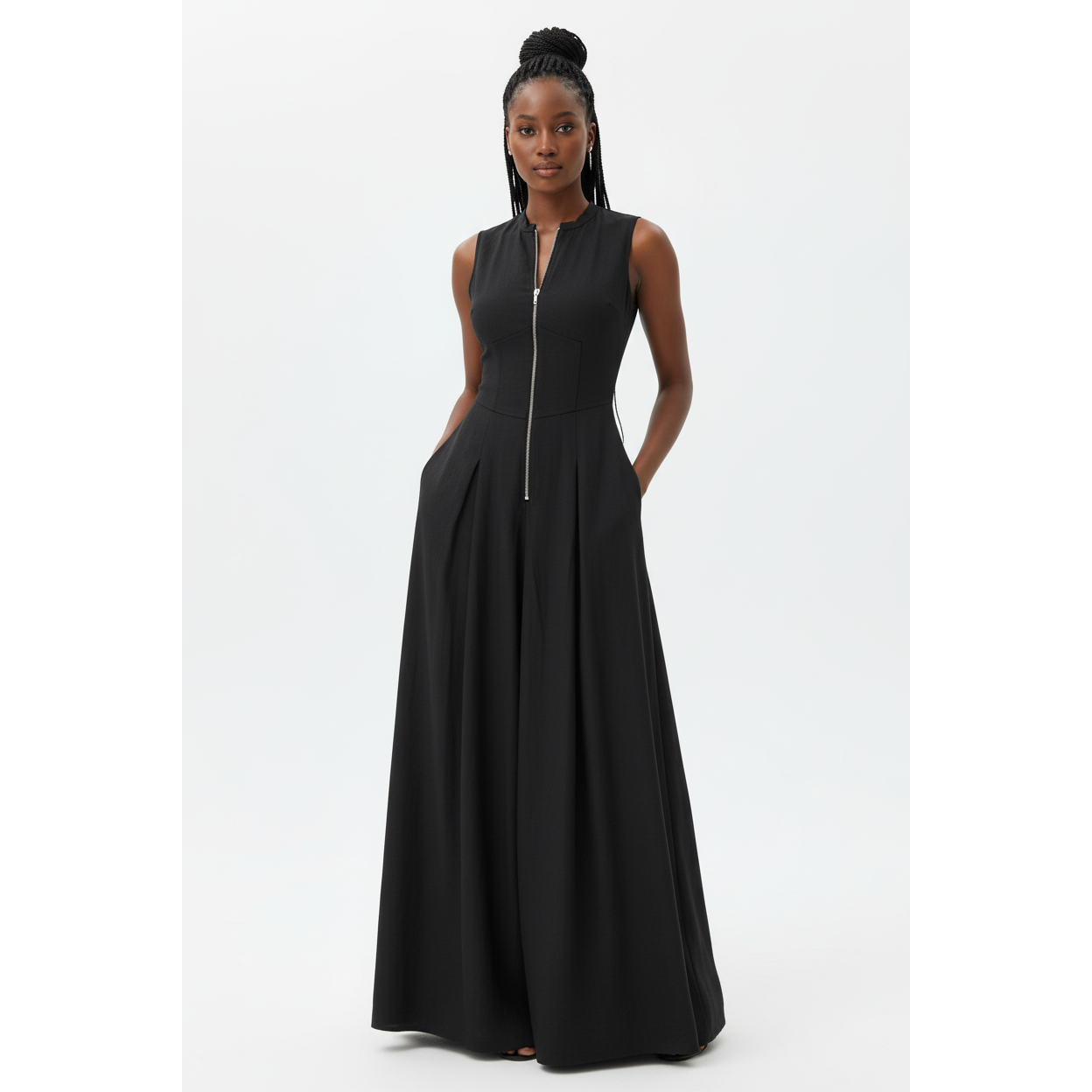 Round neck sleeveless long dress.