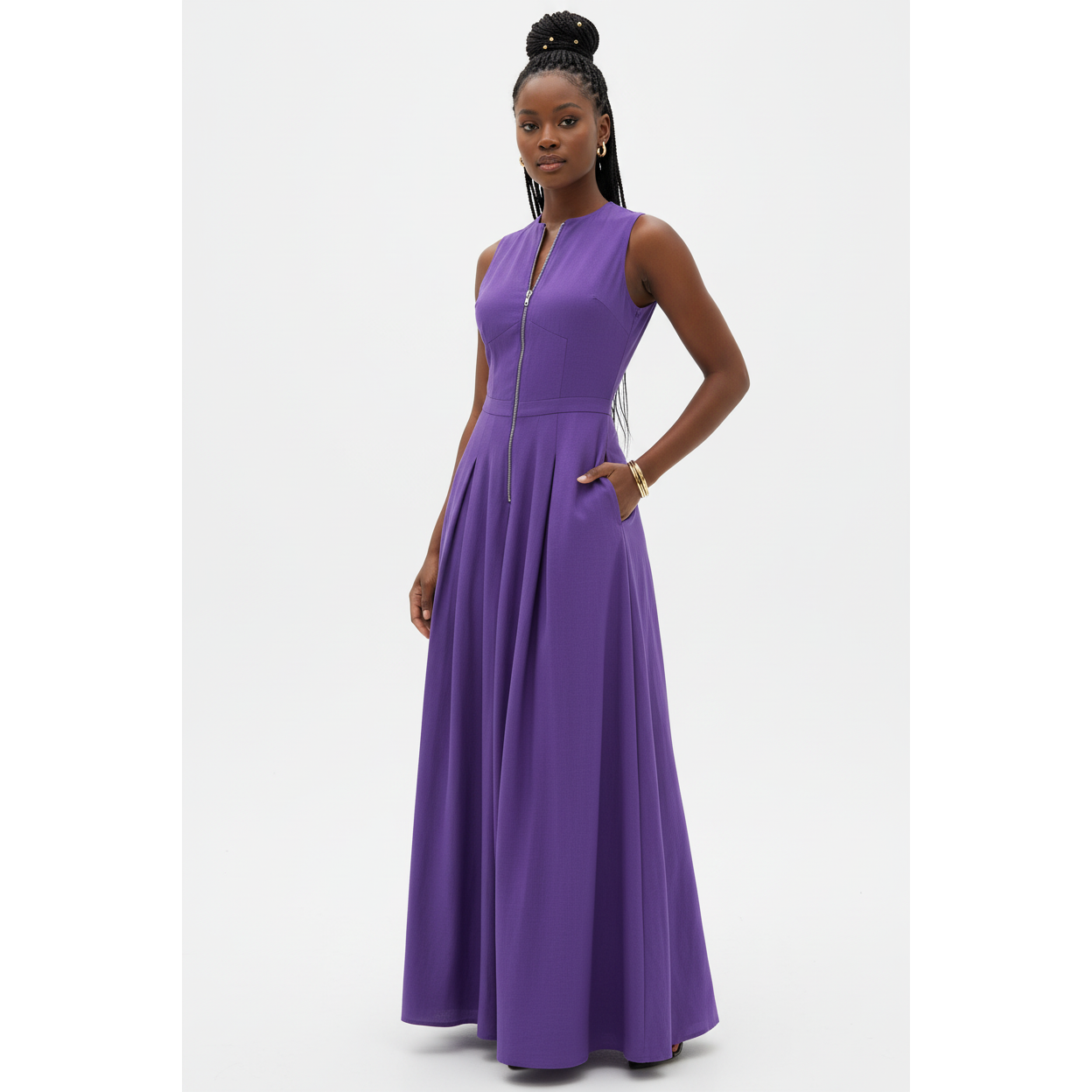 Round neck sleeveless long dress.