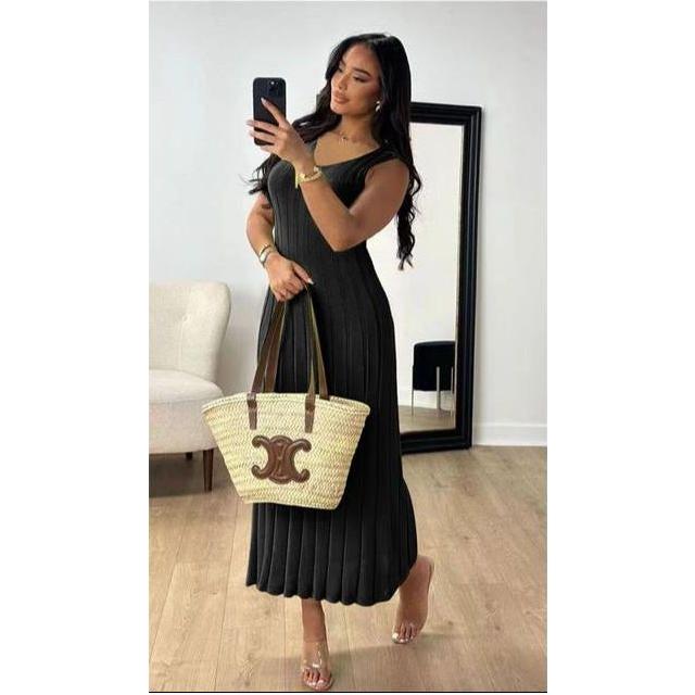 V-Neck  Contrasting Pleated Knitted Maxi Dress.