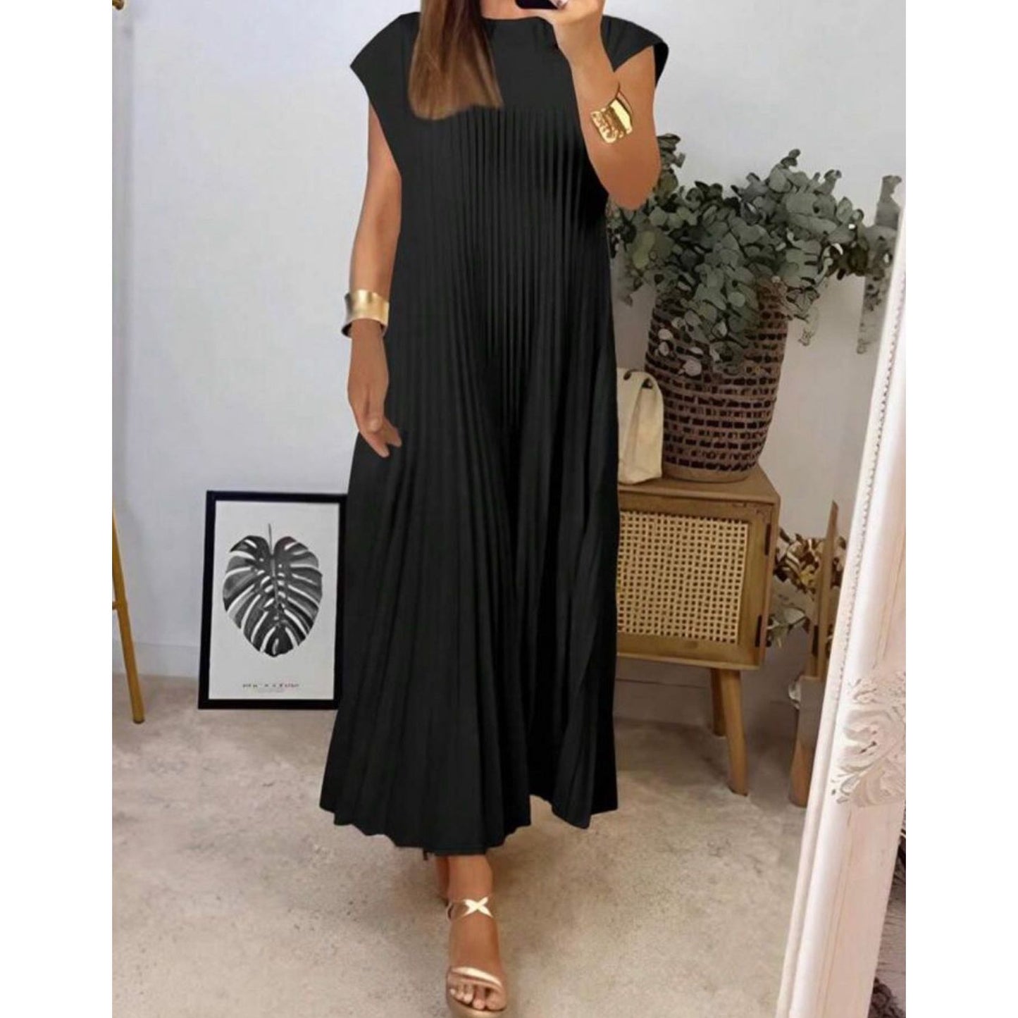 O-Neck sleeveless pleated elegant dress.