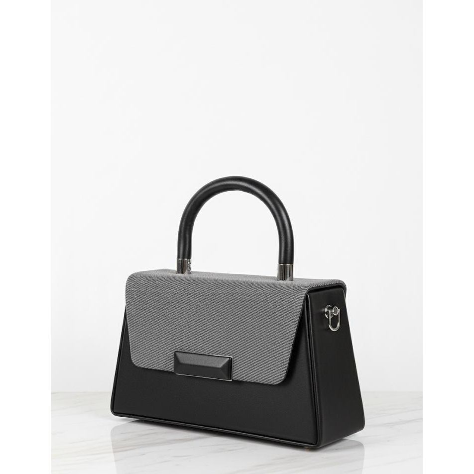 Versatile Shoulder Bag with Trendy Elements